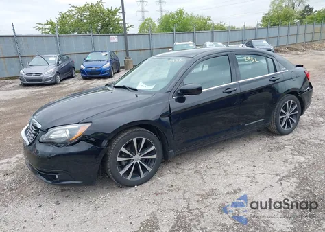 2013 Chrysler 200 Touring z USA, uszkodzony, nr VIN 1C3CCBBG8DN737230